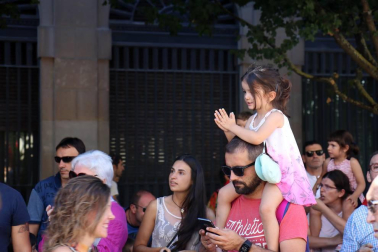 El Casco Antiguo de Pamplona se despide de las fiestas de San Fermín de Aldapa con la procesión y la salida de la Comparsa y dantzaris