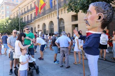 El Casco Antiguo de Pamplona se despide de las fiestas de San Fermín de Aldapa con la procesión y la salida de la Comparsa y dantzaris