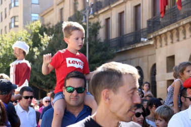 El Casco Antiguo de Pamplona se despide de las fiestas de San Fermín de Aldapa con la procesión y la salida de la Comparsa y dantzaris