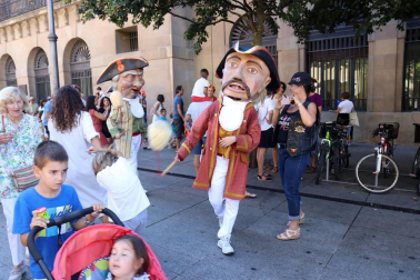 El Casco Antiguo de Pamplona se despide de las fiestas de San Fermín de Aldapa con la procesión y la salida de la Comparsa y dantzaris