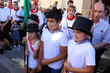 El Casco Antiguo de Pamplona se despide de las fiestas de San Fermín de Aldapa con la procesión y la salida de la Comparsa y dantzaris