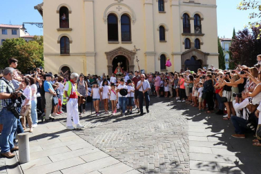 El Casco Antiguo de Pamplona se despide de las fiestas de San Fermín de Aldapa con la procesión y la salida de la Comparsa y dantzaris