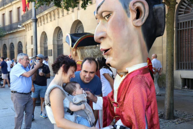 El Casco Antiguo de Pamplona se despide de las fiestas de San Fermín de Aldapa con la procesión y la salida de la Comparsa y dantzaris