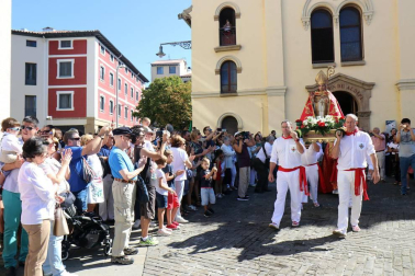 El Casco Antiguo de Pamplona se despide de las fiestas de San Fermín de Aldapa con la procesión y la salida de la Comparsa y dantzaris