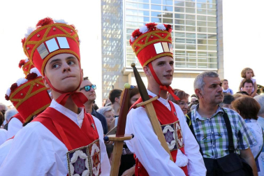 El Casco Antiguo de Pamplona se despide de las fiestas de San Fermín de Aldapa con la procesión y la salida de la Comparsa y dantzaris