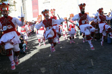 El Casco Antiguo de Pamplona se despide de las fiestas de San Fermín de Aldapa con la procesión y la salida de la Comparsa y dantzaris