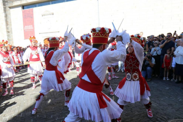 El Casco Antiguo de Pamplona se despide de las fiestas de San Fermín de Aldapa con la procesión y la salida de la Comparsa y dantzaris