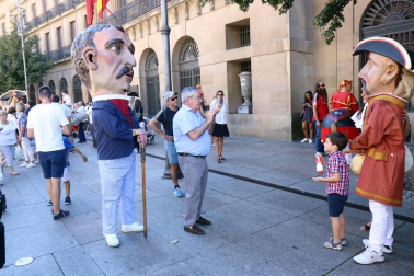 El Casco Antiguo de Pamplona se despide de las fiestas de San Fermín de Aldapa con la procesión y la salida de la Comparsa y dantzaris