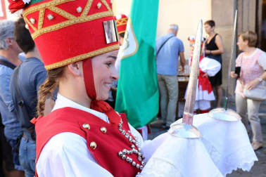 El Casco Antiguo de Pamplona se despide de las fiestas de San Fermín de Aldapa con la procesión y la salida de la Comparsa y dantzaris