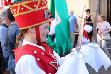El Casco Antiguo de Pamplona se despide de las fiestas de San Fermín de Aldapa con la procesión y la salida de la Comparsa y dantzaris