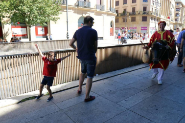El Casco Antiguo de Pamplona se despide de las fiestas de San Fermín de Aldapa con la procesión y la salida de la Comparsa y dantzaris
