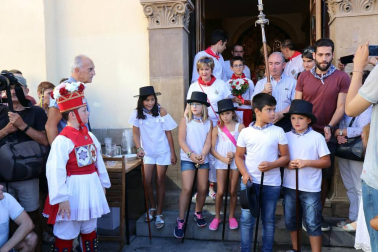 El Casco Antiguo de Pamplona se despide de las fiestas de San Fermín de Aldapa con la procesión y la salida de la Comparsa y dantzaris
