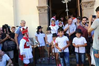 El Casco Antiguo de Pamplona se despide de las fiestas de San Fermín de Aldapa con la procesión y la salida de la Comparsa y dantzaris
