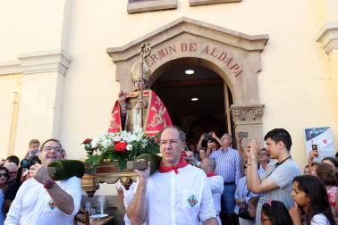 El Casco Antiguo de Pamplona se despide de las fiestas de San Fermín de Aldapa con la procesión y la salida de la Comparsa y dantzaris