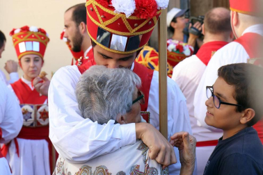 El Casco Antiguo de Pamplona se despide de las fiestas de San Fermín de Aldapa con la procesión y la salida de la Comparsa y dantzaris
