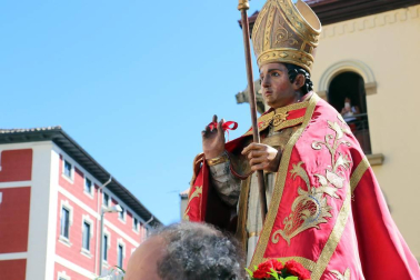 El Casco Antiguo de Pamplona se despide de las fiestas de San Fermín de Aldapa con la procesión y la salida de la Comparsa y dantzaris
