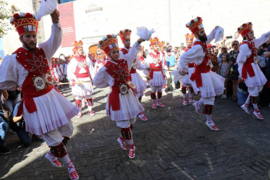 El Casco Antiguo de Pamplona se despide de las fiestas de San Fermín de Aldapa con la procesión y la salida de la Comparsa y dantzaris