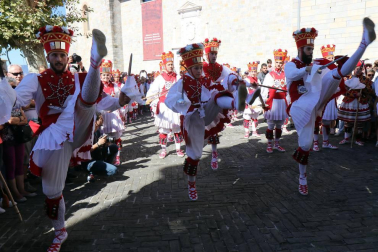 El Casco Antiguo de Pamplona se despide de las fiestas de San Fermín de Aldapa con la procesión y la salida de la Comparsa y dantzaris