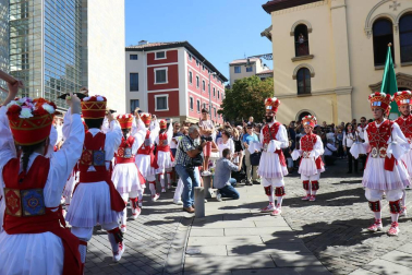 El Casco Antiguo de Pamplona se despide de las fiestas de San Fermín de Aldapa con la procesión y la salida de la Comparsa y dantzaris