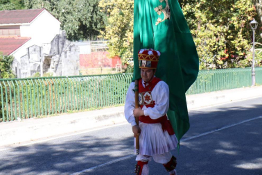 El Casco Antiguo de Pamplona se despide de las fiestas de San Fermín de Aldapa con la procesión y la salida de la Comparsa y dantzaris