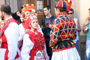 El Casco Antiguo de Pamplona se despide de las fiestas de San Fermín de Aldapa con la procesión y la salida de la Comparsa y dantzaris
