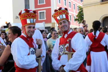 El Casco Antiguo de Pamplona se despide de las fiestas de San Fermín de Aldapa con la procesión y la salida de la Comparsa y dantzaris