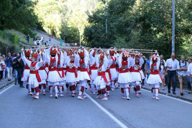 El Casco Antiguo de Pamplona se despide de las fiestas de San Fermín de Aldapa con la procesión y la salida de la Comparsa y dantzaris