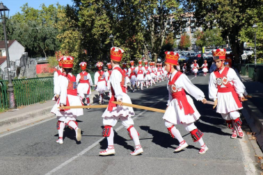 El Casco Antiguo de Pamplona se despide de las fiestas de San Fermín de Aldapa con la procesión y la salida de la Comparsa y dantzaris