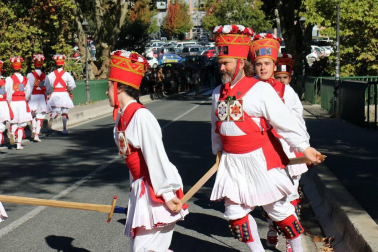 El Casco Antiguo de Pamplona se despide de las fiestas de San Fermín de Aldapa con la procesión y la salida de la Comparsa y dantzaris
