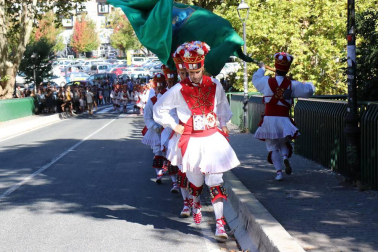 El Casco Antiguo de Pamplona se despide de las fiestas de San Fermín de Aldapa con la procesión y la salida de la Comparsa y dantzaris