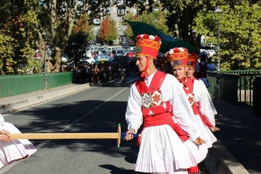 El Casco Antiguo de Pamplona se despide de las fiestas de San Fermín de Aldapa con la procesión y la salida de la Comparsa y dantzaris