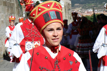 El Casco Antiguo de Pamplona se despide de las fiestas de San Fermín de Aldapa con la procesión y la salida de la Comparsa y dantzaris