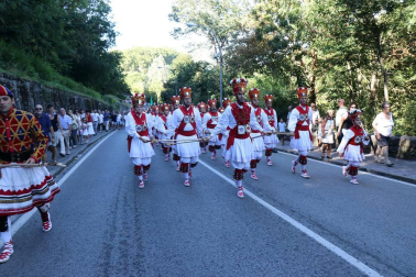 El Casco Antiguo de Pamplona se despide de las fiestas de San Fermín de Aldapa con la procesión y la salida de la Comparsa y dantzaris