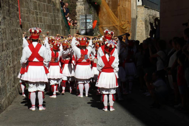 El Casco Antiguo de Pamplona se despide de las fiestas de San Fermín de Aldapa con la procesión y la salida de la Comparsa y dantzaris