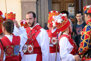 El Casco Antiguo de Pamplona se despide de las fiestas de San Fermín de Aldapa con la procesión y la salida de la Comparsa y dantzaris