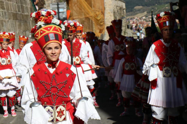 El Casco Antiguo de Pamplona se despide de las fiestas de San Fermín de Aldapa con la procesión y la salida de la Comparsa y dantzaris