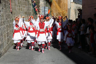 El Casco Antiguo de Pamplona se despide de las fiestas de San Fermín de Aldapa con la procesión y la salida de la Comparsa y dantzaris