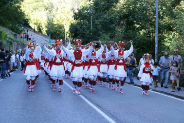 El Casco Antiguo de Pamplona se despide de las fiestas de San Fermín de Aldapa con la procesión y la salida de la Comparsa y dantzaris
