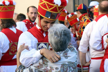 El Casco Antiguo de Pamplona se despide de las fiestas de San Fermín de Aldapa con la procesión y la salida de la Comparsa y dantzaris