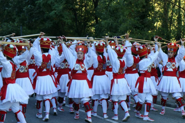 El Casco Antiguo de Pamplona se despide de las fiestas de San Fermín de Aldapa con la procesión y la salida de la Comparsa y dantzaris