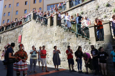El Casco Antiguo de Pamplona se despide de las fiestas de San Fermín de Aldapa con la procesión y la salida de la Comparsa y dantzaris