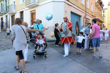 El Casco Antiguo de Pamplona se despide de las fiestas de San Fermín de Aldapa con la procesión y la salida de la Comparsa y dantzaris