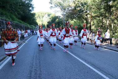 El Casco Antiguo de Pamplona se despide de las fiestas de San Fermín de Aldapa con la procesión y la salida de la Comparsa y dantzaris