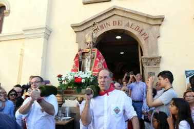El Casco Antiguo de Pamplona se despide de las fiestas de San Fermín de Aldapa con la procesión y la salida de la Comparsa y dantzaris