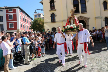 El Casco Antiguo de Pamplona se despide de las fiestas de San Fermín de Aldapa con la procesión y la salida de la Comparsa y dantzaris
