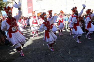 El Casco Antiguo de Pamplona se despide de las fiestas de San Fermín de Aldapa con la procesión y la salida de la Comparsa y dantzaris