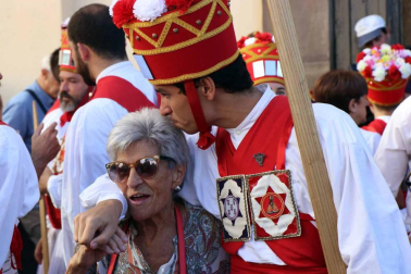 El Casco Antiguo de Pamplona se despide de las fiestas de San Fermín de Aldapa con la procesión y la salida de la Comparsa y dantzaris