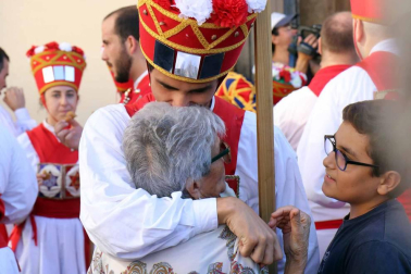 El Casco Antiguo de Pamplona se despide de las fiestas de San Fermín de Aldapa con la procesión y la salida de la Comparsa y dantzaris