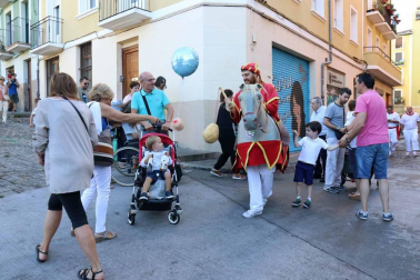 El Casco Antiguo de Pamplona se despide de las fiestas de San Fermín de Aldapa con la procesión y la salida de la Comparsa y dantzaris