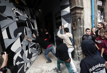 El movimiento okupa desalojado este viernes del Palacio de Marqués de Rozalejo en Pamplona ha celebrado una asamblea en la plaza del Castillo a la que han acudido varios cientos de personas y tras la que ha comenzado una 'kalejira' que ha sido frenada en diferentes puntos por la Policía Nacional